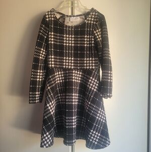 5/6 Black And White Fit And Flair Dress Cut Outs On Back Shoulders